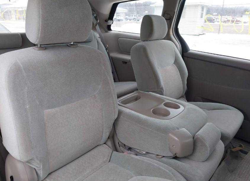 Photo 14 of 2004 Toyota Sienna CE (VIN 5TDZA23C34S133750)