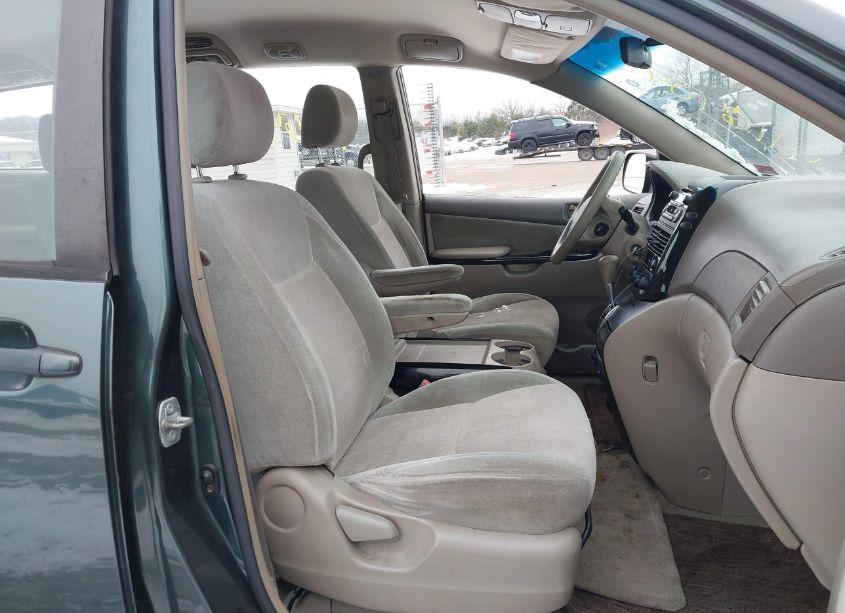 Photo 5 of 2004 Toyota Sienna CE (VIN 5TDZA23C34S133750)