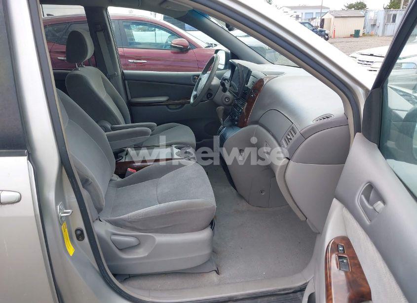 Photo 5 of 2004 Toyota Sienna LE (VIN 5TDZA23C34S154579)