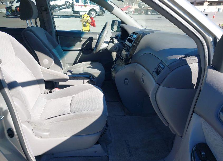 Photo 5 of 2005 Toyota Sienna LE (VIN 5TDZA23C35S236247)