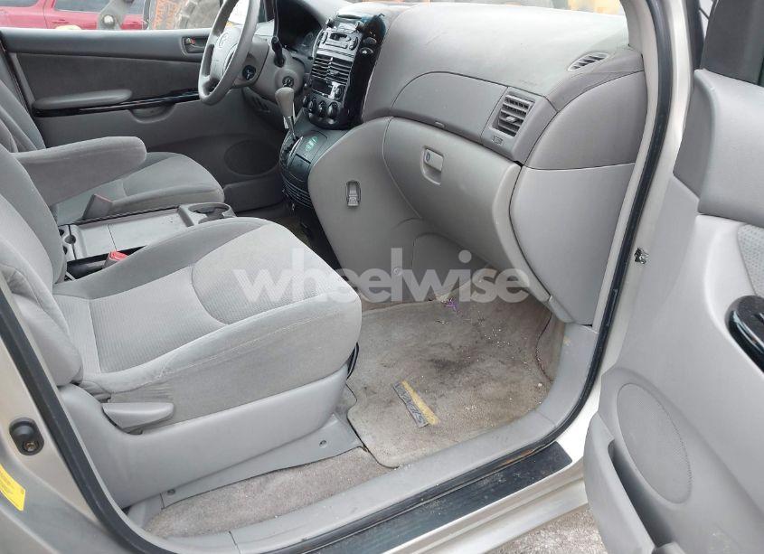 Photo 5 of 2005 Toyota Sienna LE (VIN 5TDZA23C35S330841)