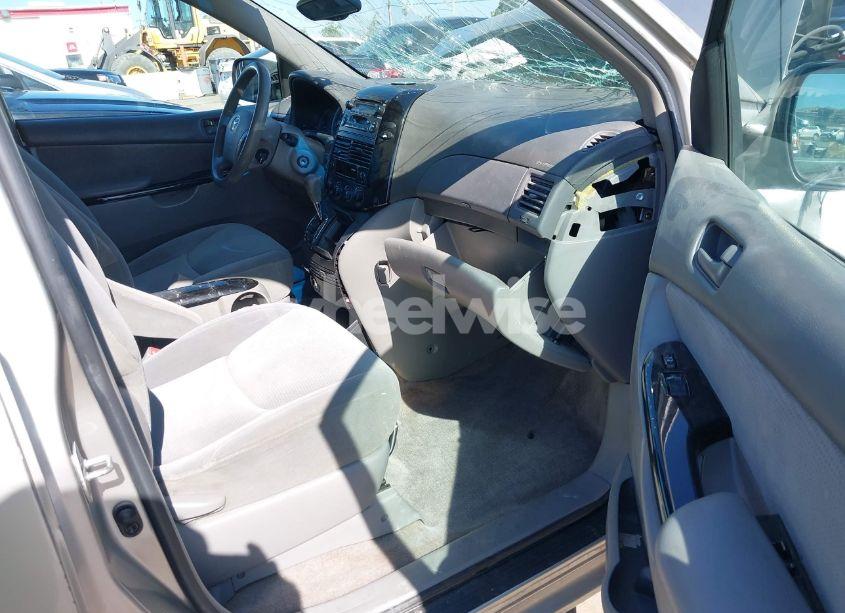 Photo 5 of 2005 Toyota Sienna LE (VIN 5TDZA23C35S333321)