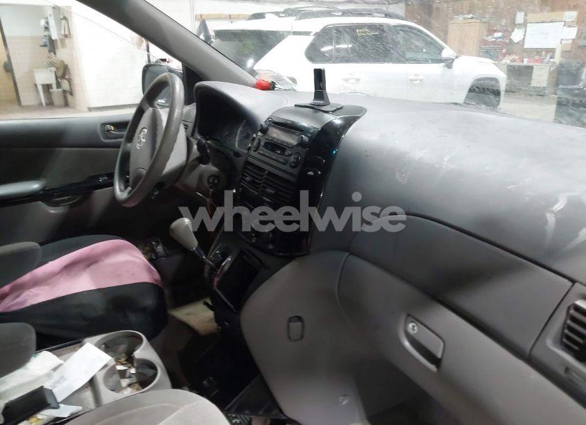Photo 5 of 2005 Toyota Sienna LE (VIN 5TDZA23C35S380008)