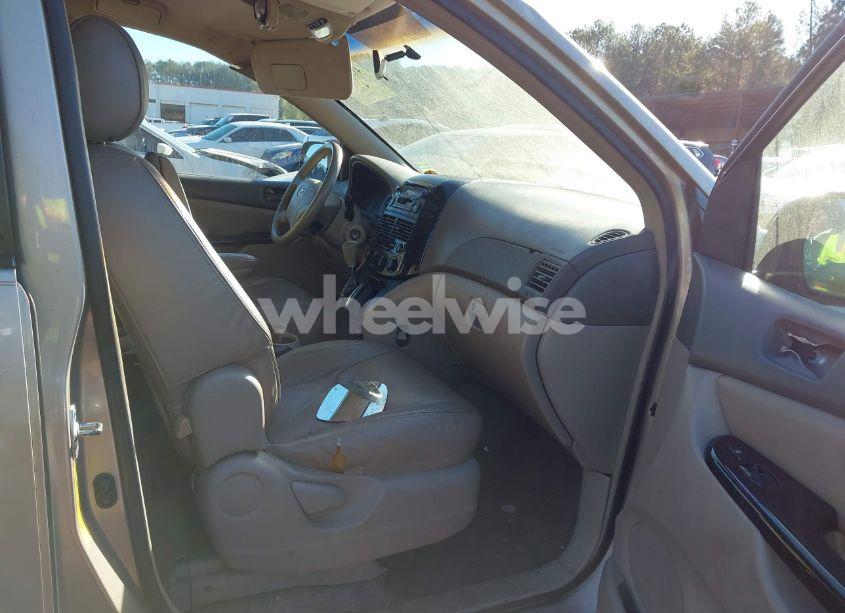 Photo 5 of 2004 Toyota Sienna LE (VIN 5TDZA23C44S086115)