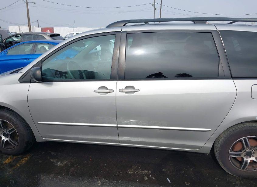 Photo 15 of 2004 Toyota Sienna LE (VIN 5TDZA23C44S098460)