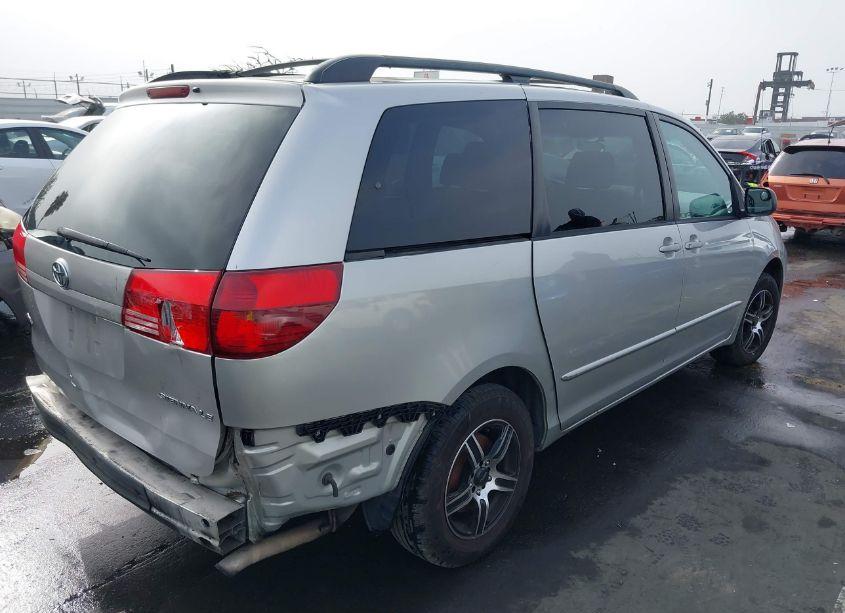 Photo 4 of 2004 Toyota Sienna LE (VIN 5TDZA23C44S098460)