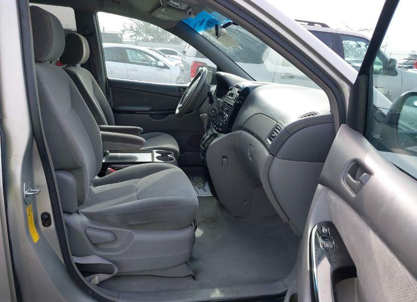 Photo 5 of 2004 Toyota Sienna LE (VIN 5TDZA23C44S098460)