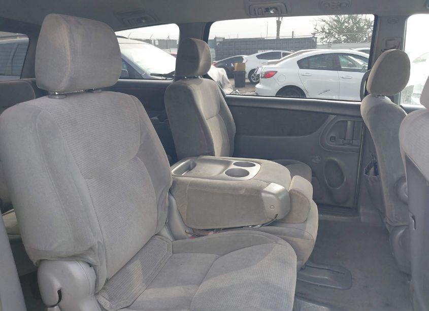 Photo 8 of 2004 Toyota Sienna LE (VIN 5TDZA23C44S098460)