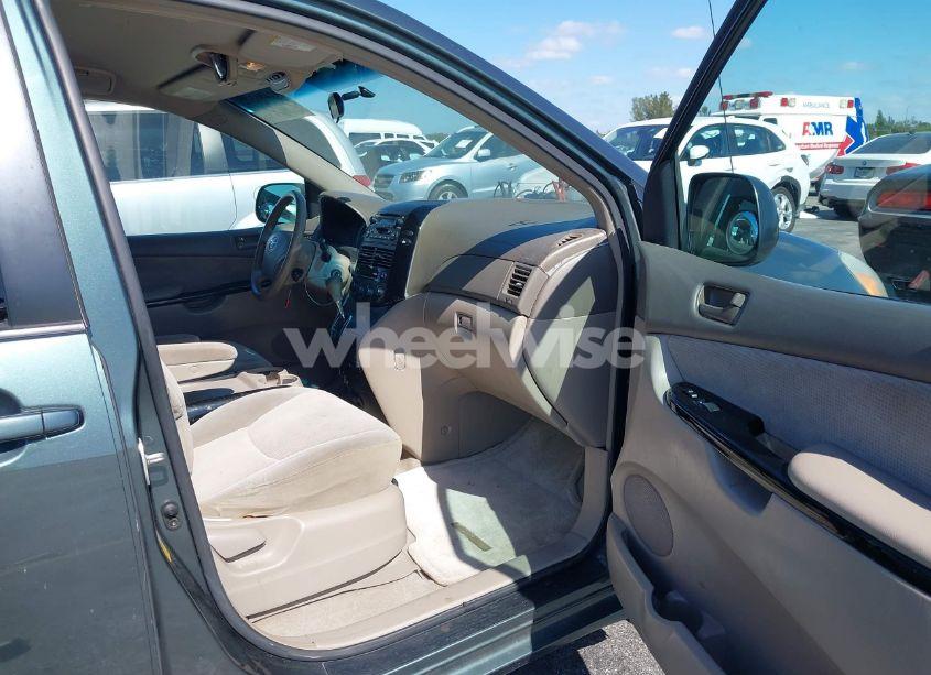 Photo 5 of 2004 Toyota Sienna LE (VIN 5TDZA23C44S162786)