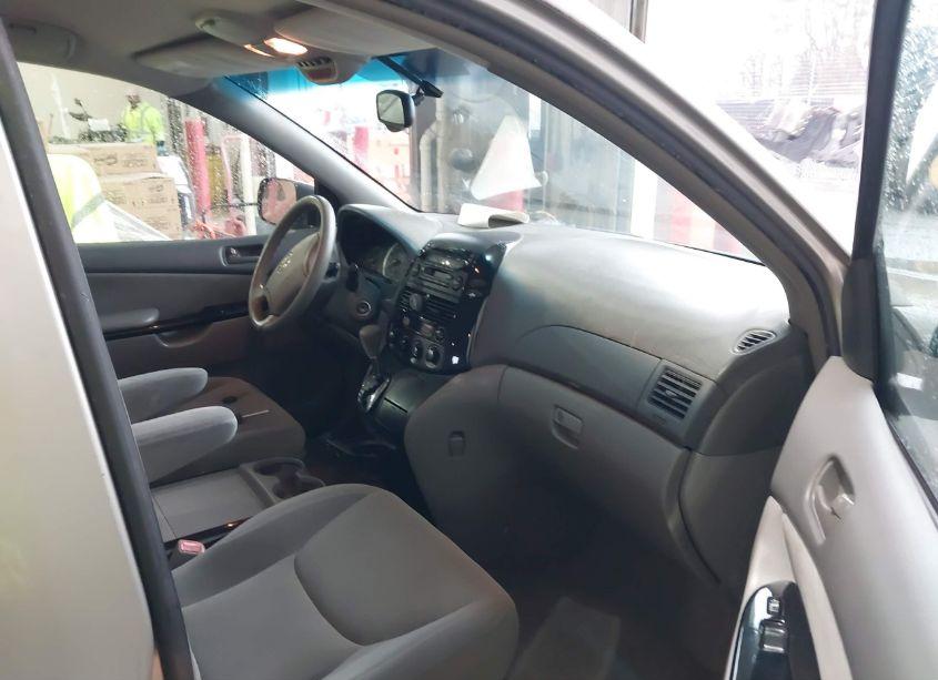 Photo 5 of 2005 Toyota Sienna LE (VIN 5TDZA23C45S297591)