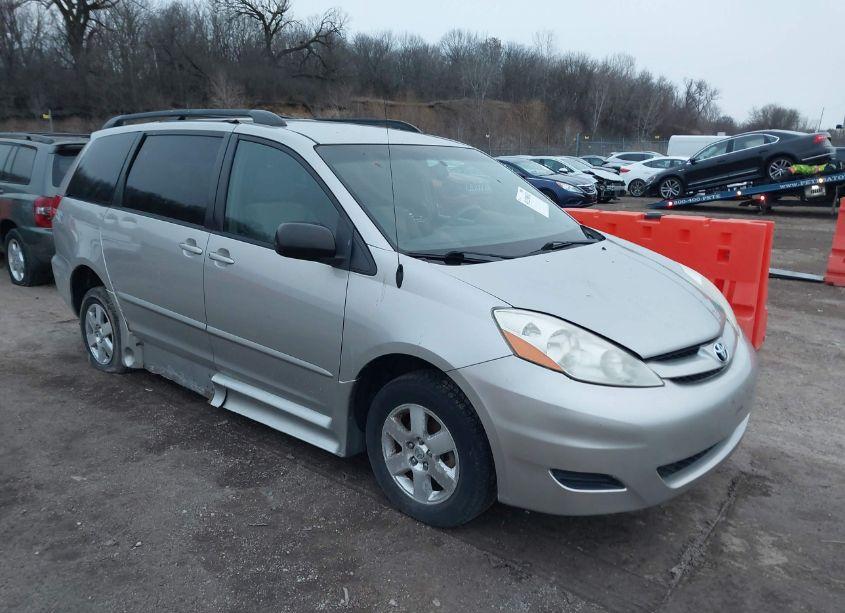 2006 Toyota Sienna LE (VIN 5TDZA23C46S565766) main photo