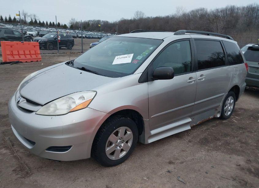 Photo 2 of 2006 Toyota Sienna LE (VIN 5TDZA23C46S565766)