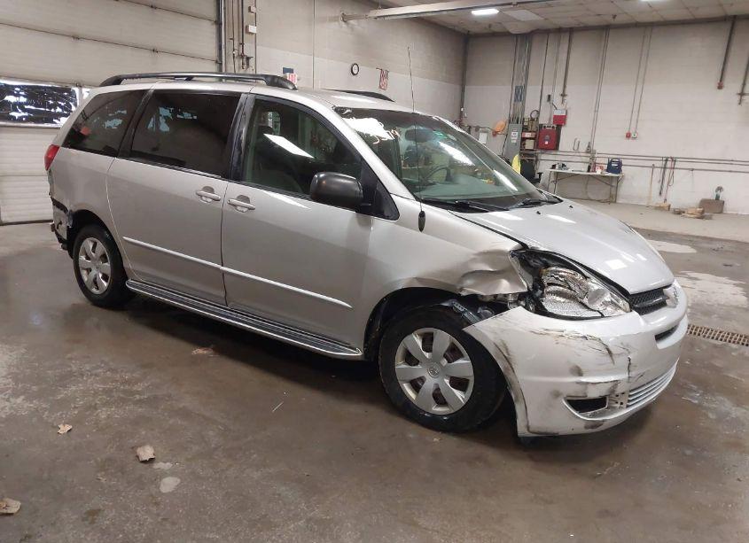 2004 Toyota Sienna LE (VIN 5TDZA23C54S006837) main photo
