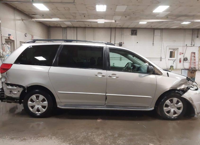 Photo 13 of 2004 Toyota Sienna LE (VIN 5TDZA23C54S006837)