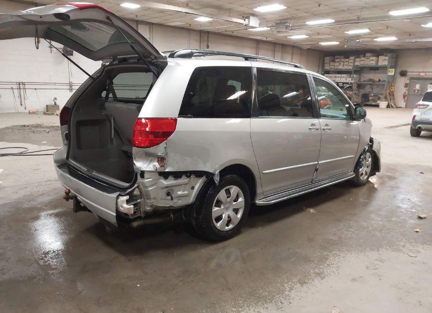 Photo 4 of 2004 Toyota Sienna LE (VIN 5TDZA23C54S006837)