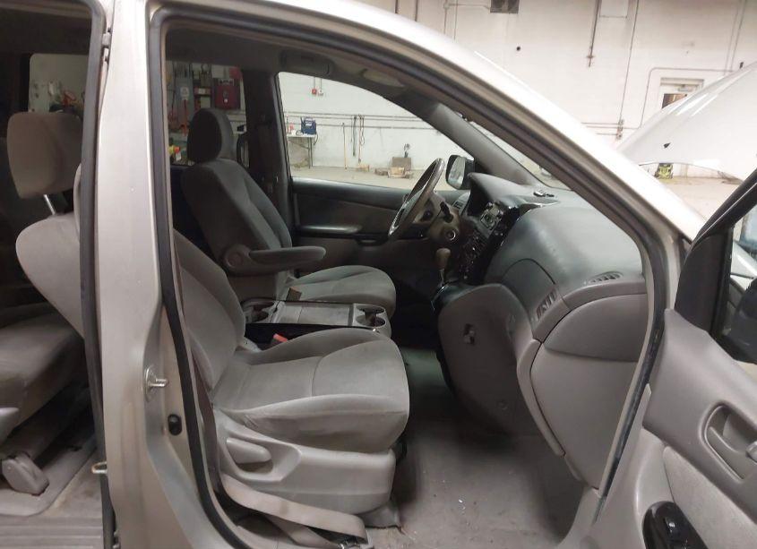 Photo 5 of 2004 Toyota Sienna LE (VIN 5TDZA23C54S006837)