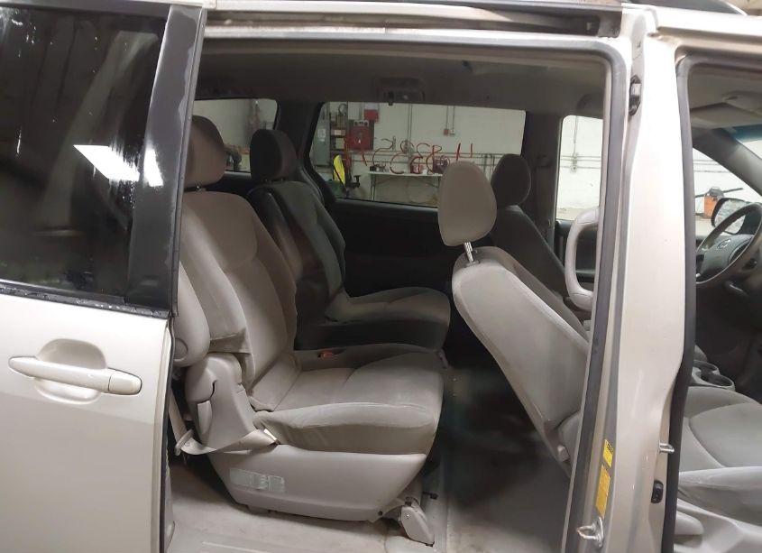 Photo 8 of 2004 Toyota Sienna LE (VIN 5TDZA23C54S006837)