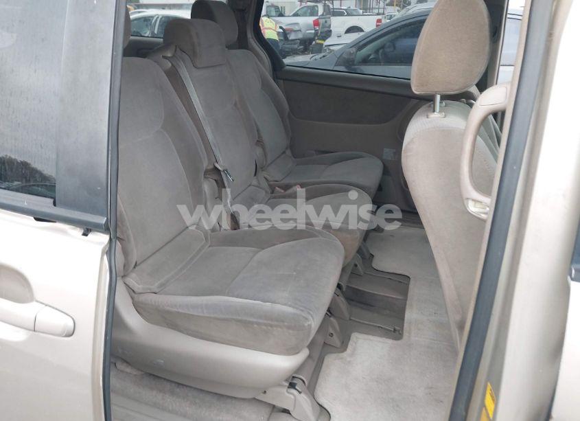 Photo 8 of 2004 Toyota Sienna LE (VIN 5TDZA23C54S009561)