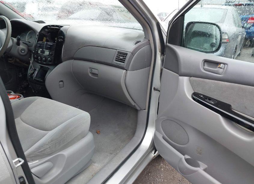 Photo 5 of 2004 Toyota Sienna LE (VIN 5TDZA23C54S062731)