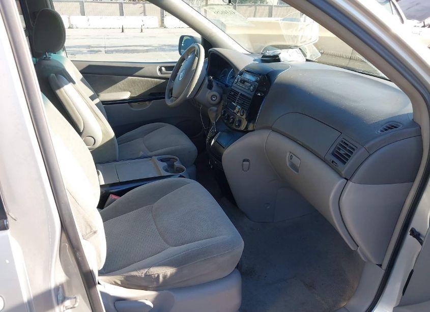Photo 5 of 2004 Toyota Sienna LE (VIN 5TDZA23C54S128890)