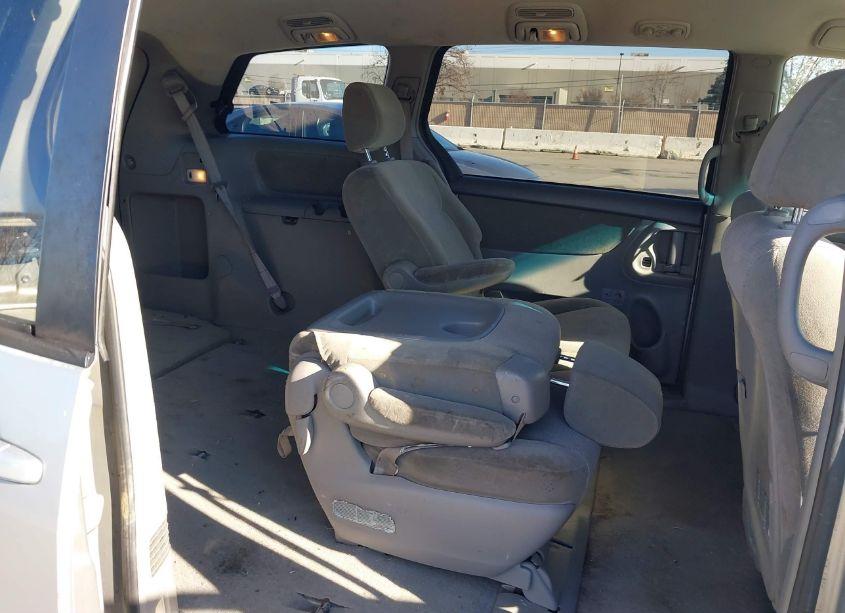 Photo 8 of 2004 Toyota Sienna LE (VIN 5TDZA23C54S128890)