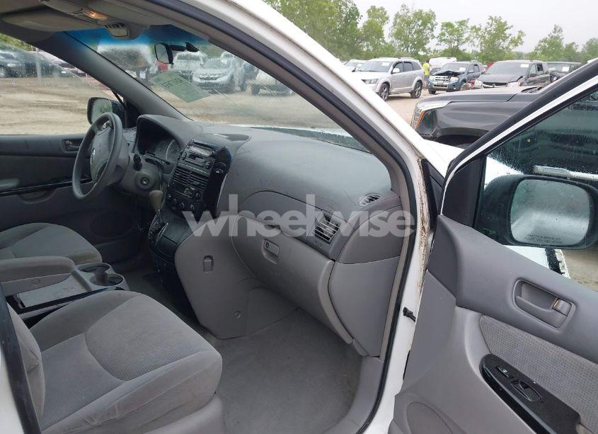 Photo 5 of 2004 Toyota Sienna LE (VIN 5TDZA23C54S213809)