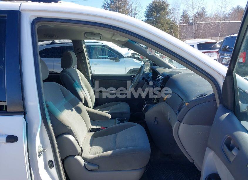 Photo 5 of 2005 Toyota Sienna LE (VIN 5TDZA23C55S262039)
