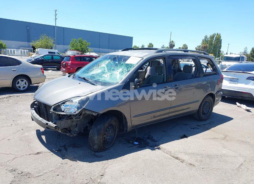 Photo 2 of 2005 Toyota Sienna CE (VIN 5TDZA23C55S321736)