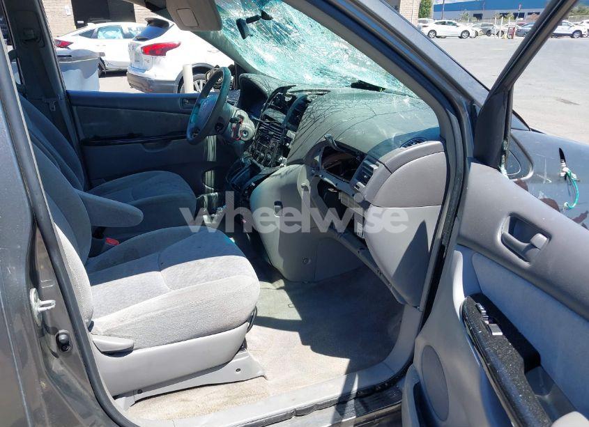 Photo 5 of 2005 Toyota Sienna CE (VIN 5TDZA23C55S321736)