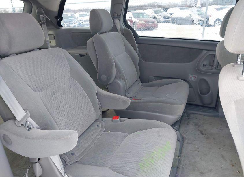 Photo 8 of 2005 Toyota Sienna LE (VIN 5TDZA23C55S323809)