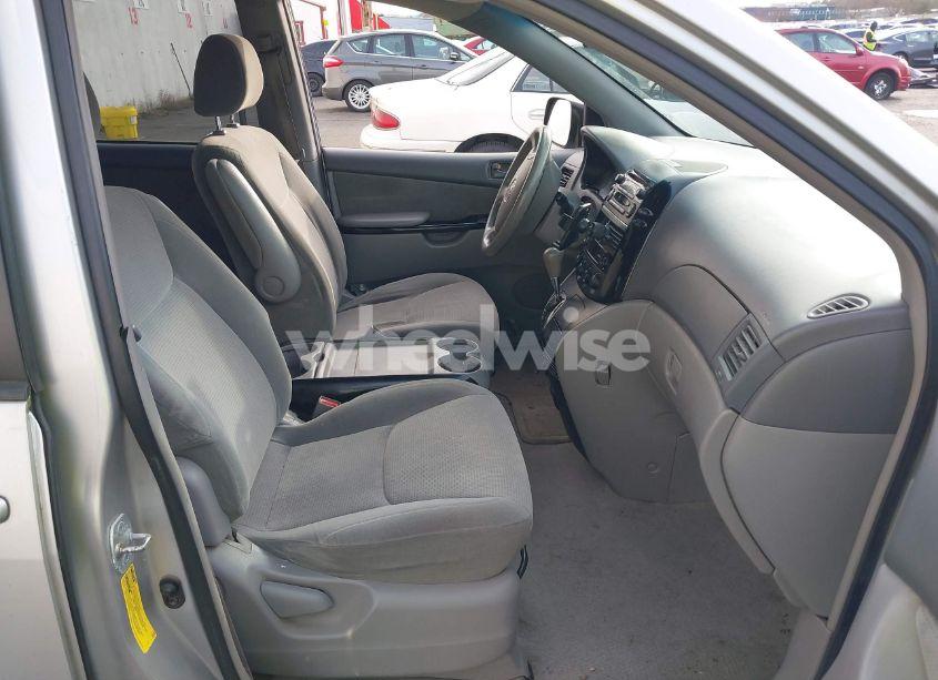 Photo 5 of 2004 Toyota Sienna LE (VIN 5TDZA23C64S032055)