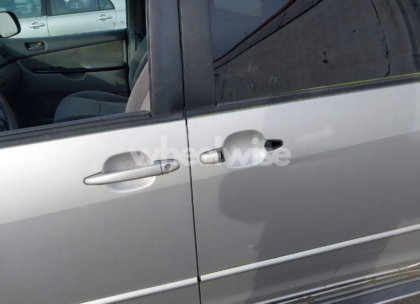 Photo 6 of 2004 Toyota Sienna LE (VIN 5TDZA23C64S032055)