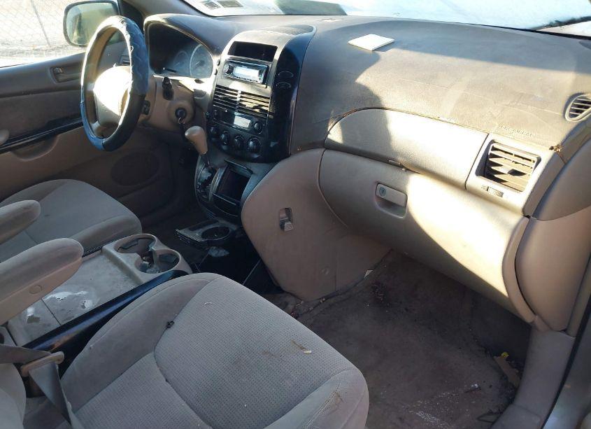 Photo 5 of 2004 Toyota Sienna LE (VIN 5TDZA23C64S068196)