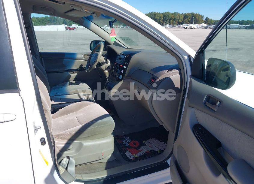 Photo 5 of 2004 Toyota Sienna LE (VIN 5TDZA23C64S089744)