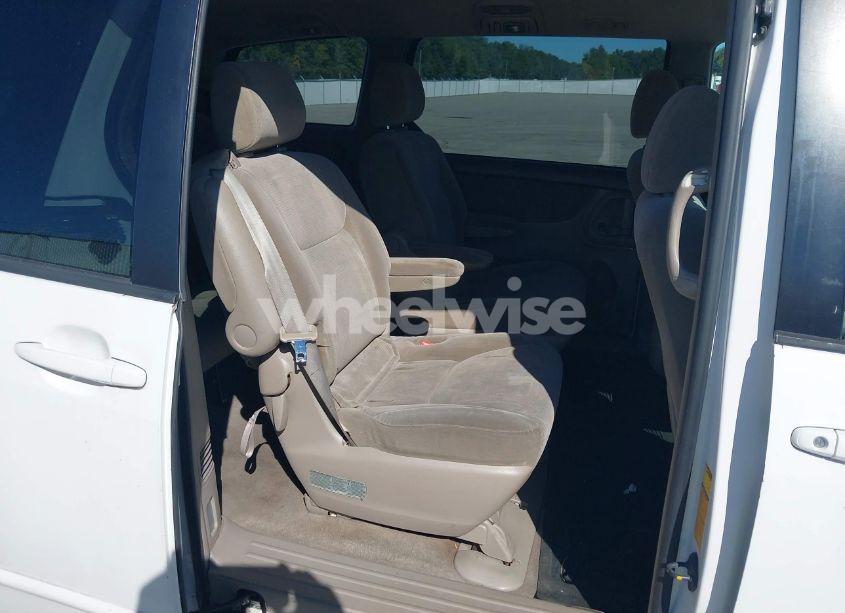 Photo 8 of 2004 Toyota Sienna LE (VIN 5TDZA23C64S089744)