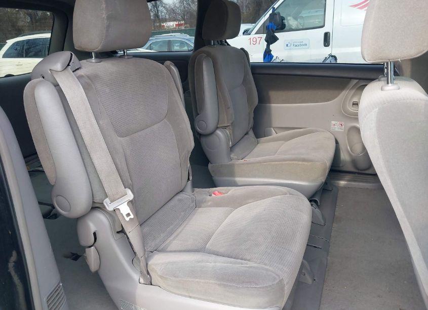 Photo 8 of 2004 Toyota Sienna LE (VIN 5TDZA23C64S156102)