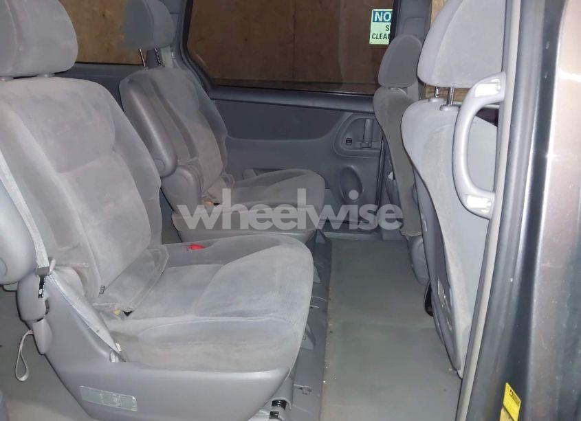 Photo 8 of 2004 Toyota Sienna LE (VIN 5TDZA23C64S166113)