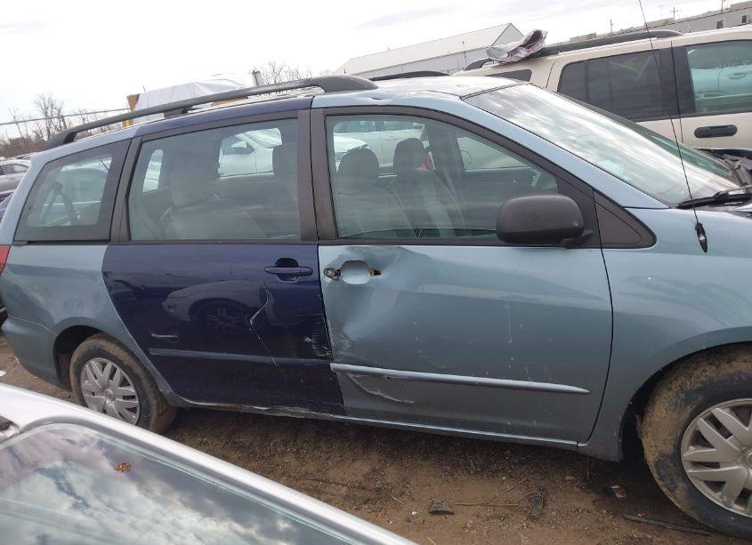 Photo 13 of 2004 Toyota Sienna CE (VIN 5TDZA23C64S174129)