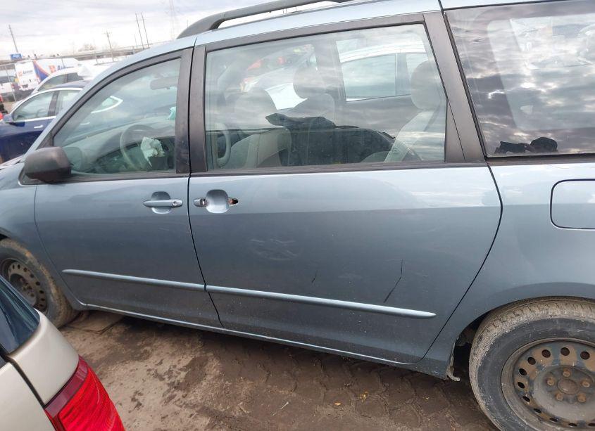 Photo 14 of 2004 Toyota Sienna CE (VIN 5TDZA23C64S174129)