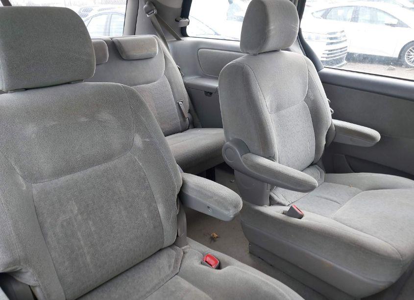 Photo 8 of 2004 Toyota Sienna CE (VIN 5TDZA23C64S174129)