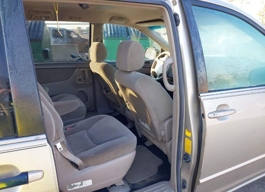 Photo 8 of 2005 Toyota Sienna LE (VIN 5TDZA23C65S222987)