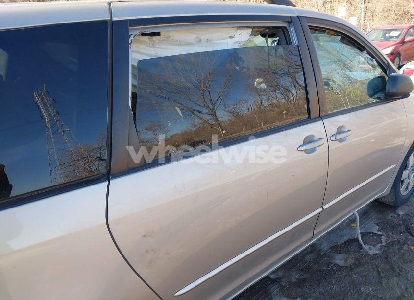 Photo 13 of 2005 Toyota Sienna LE (VIN 5TDZA23C65S290593)