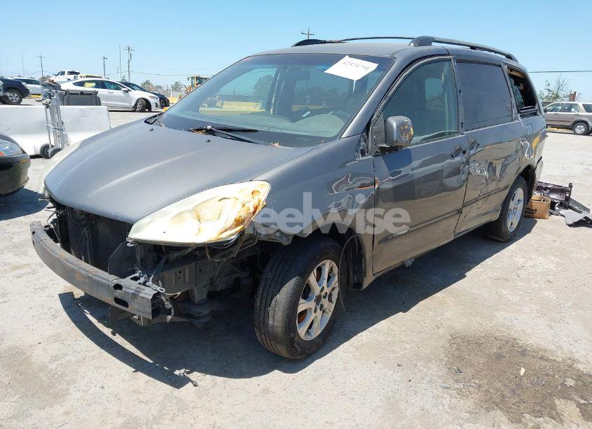Photo 2 of 2005 Toyota Sienna LE (VIN 5TDZA23C65S293056)