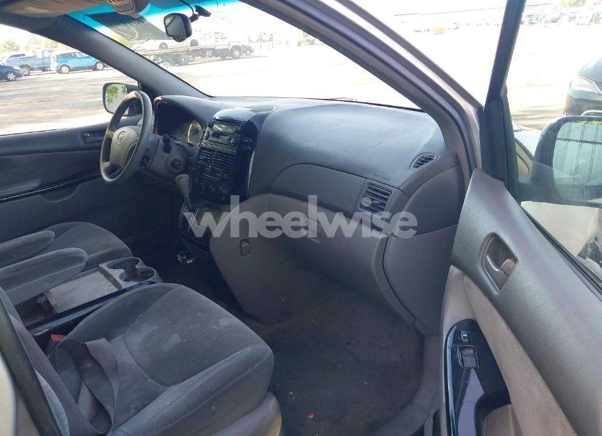 Photo 5 of 2004 Toyota Sienna LE (VIN 5TDZA23C74S000747)