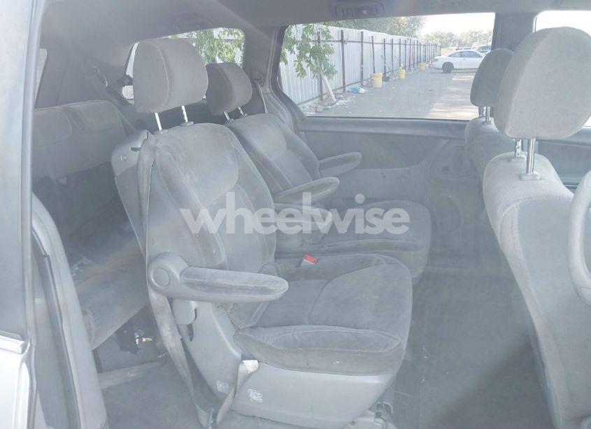 Photo 8 of 2004 Toyota Sienna LE (VIN 5TDZA23C74S000747)