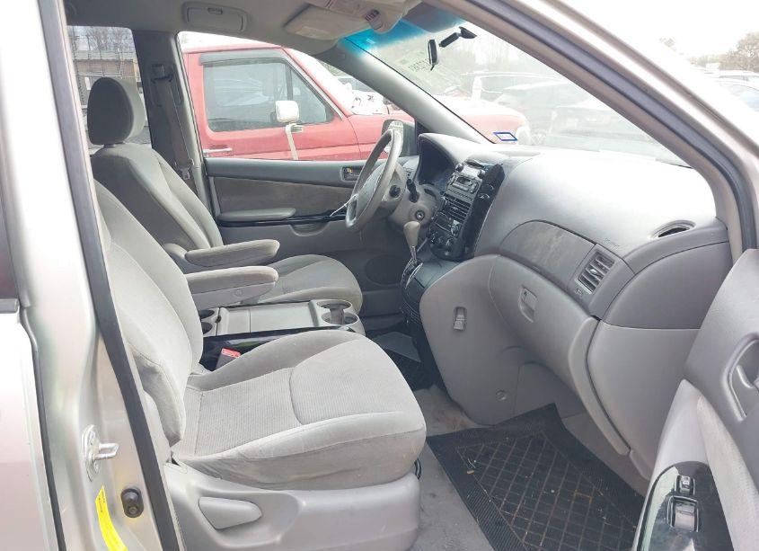 Photo 5 of 2004 Toyota Sienna LE (VIN 5TDZA23C74S018732)