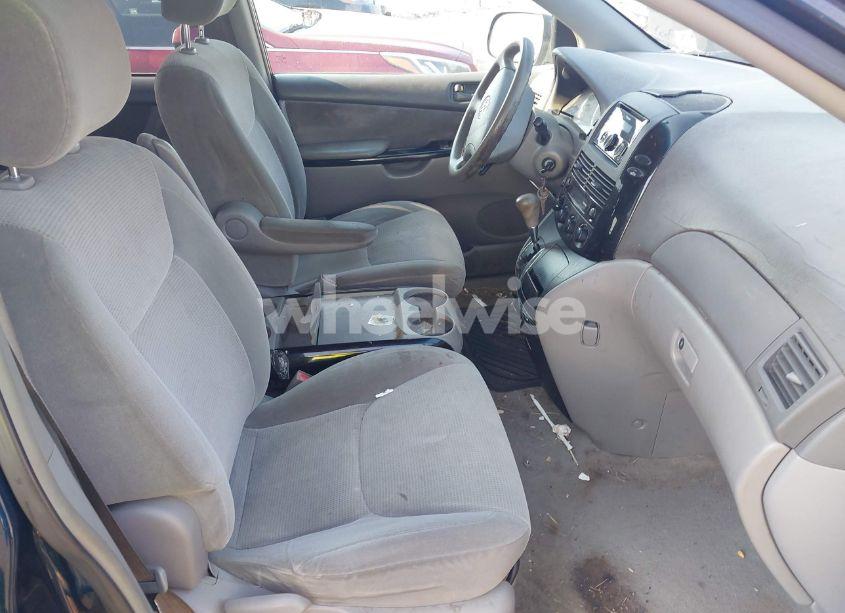 Photo 5 of 2004 Toyota Sienna LE (VIN 5TDZA23C74S023638)