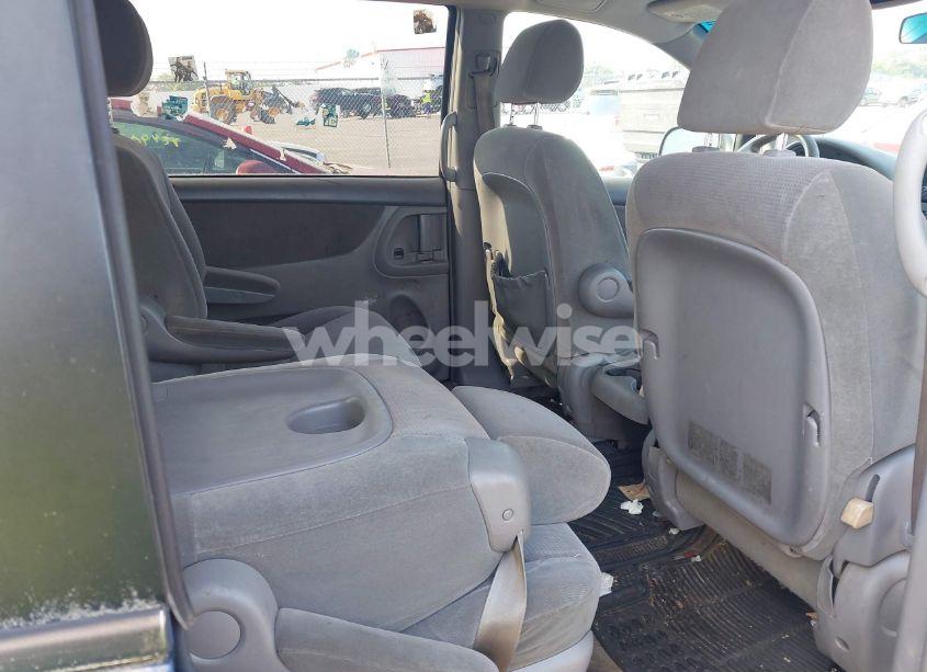 Photo 8 of 2004 Toyota Sienna LE (VIN 5TDZA23C74S023638)