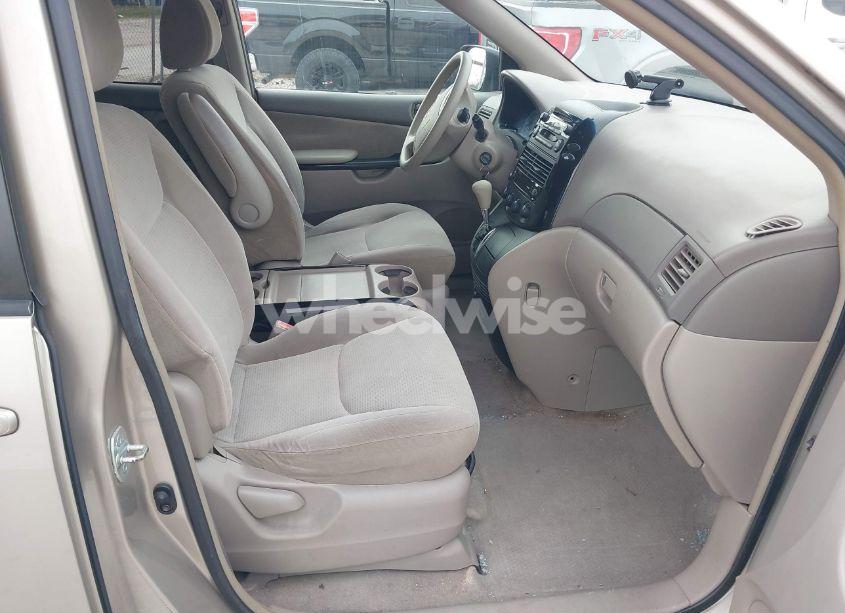 Photo 5 of 2004 Toyota Sienna LE (VIN 5TDZA23C74S027267)