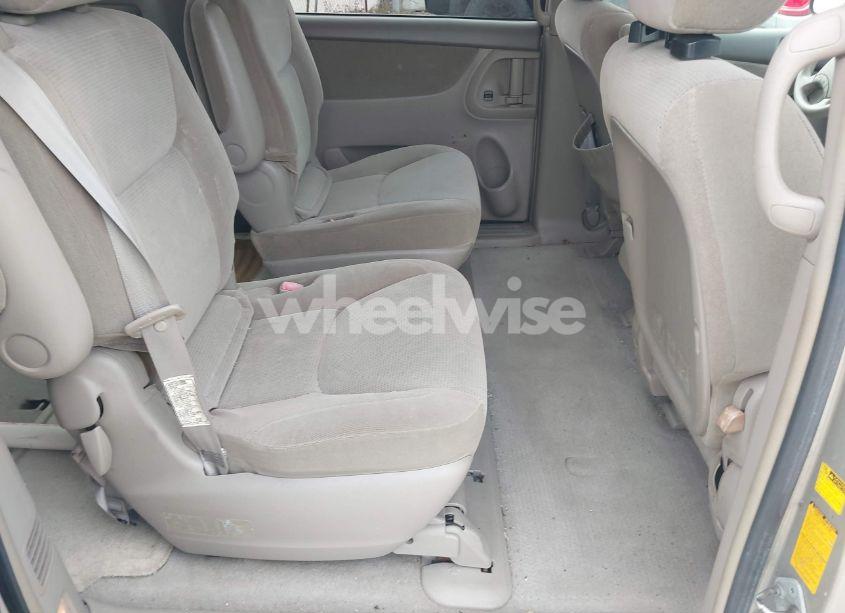 Photo 8 of 2004 Toyota Sienna LE (VIN 5TDZA23C74S027267)